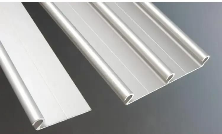 Silvriga aluminiumprofiler för extra skenor med reflekterande finish och räfflor